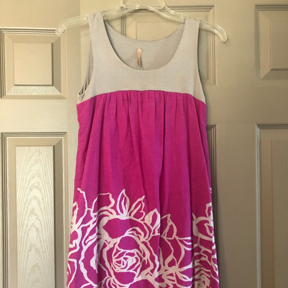 Casual dress. Above the knee.